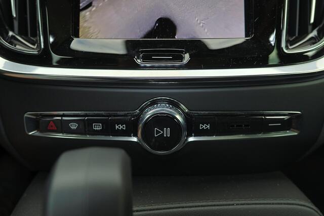 Volvo V60 T8 AWD Plus Dark Performance Edition - IntelliSafe Assist & Surround - Panoramisch schuif-/kanteldak - 360º camera - Harman Kardon - Stoelverwarming voor & achter - Verwarmbaar stuur - Keyless - Parkeersensoren voor & achter - Elektrisch verstelbare voors