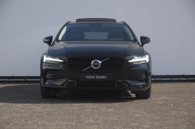 Volvo V60 B4 211PK Automaat Plus Dark / Trekhaak / Panoramadak / Keyless entry / Elektrische achterklep / Stoel - en stuurwielverwarming / BLIS / Adaptieve cruise control / Parkeersensoren met camera