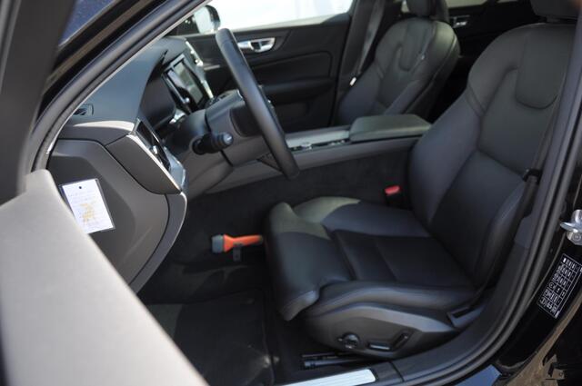 Volvo V60 B4 211PK Automaat Plus Dark / Trekhaak / Panoramadak / Keyless entry / Elektrische achterklep / Stoel - en stuurwielverwarming / BLIS / Adaptieve cruise control / Parkeersensoren met camera