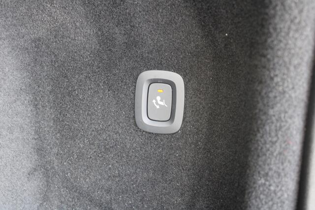 Volvo V60 B3 164PK Automaat Momentum Advantage | Adapt. Cruise | PDC + Camera | BLIS | AppleCarplay | Extra getint glas |