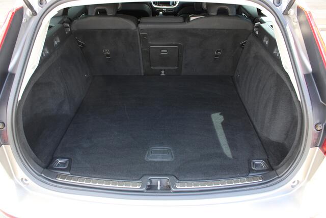 Volvo V60 B3 164PK Automaat Momentum Advantage | Adapt. Cruise | PDC + Camera | BLIS | AppleCarplay | Extra getint glas |