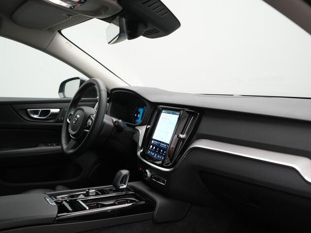 Volvo V60 T6 AWD Plus Dark PHEV 350pk Dealer O.H. | Trekhaak Af Fabriek | Adaptive Cruise | Camera | Harman / Kardon | Lederen Sportstoelen Memory & Verwarmd | Google Assistent | Stuur Verwarmd | Keyless | Apple Carplay | DAB | Plug In Hybrid |