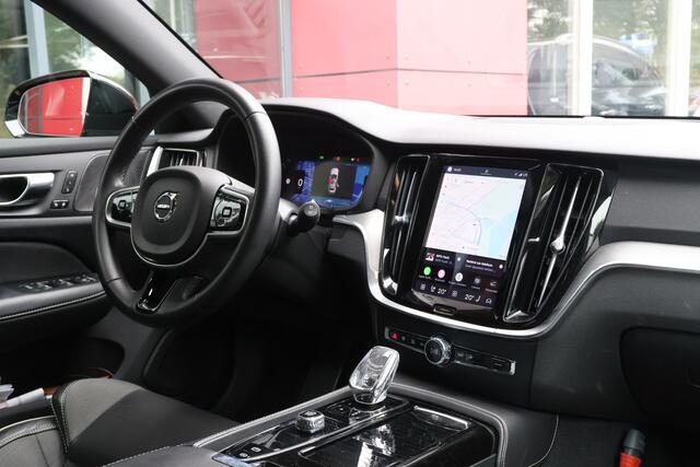 Volvo V60 2.0 T6 350pk Plug-in hybrid AWD Plus Dark | Long Range | SoH 97% | Origineel NL | ACC | Harman/Kardon | Pack Winter | Trekhaak |