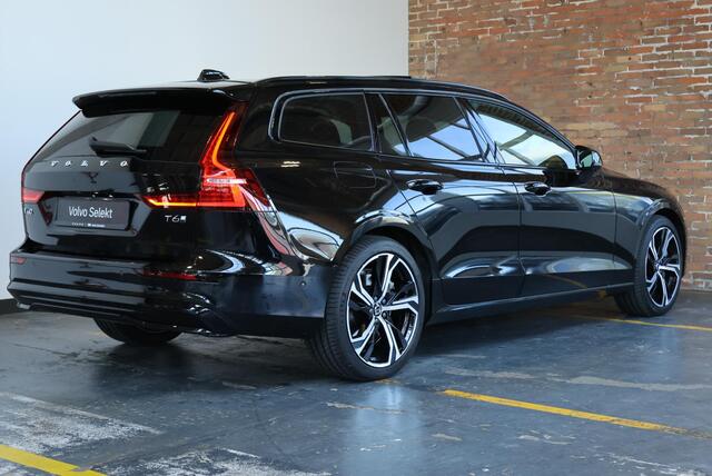 Volvo V60 T6 Plug-in hybrid AWD Plus Dark | Head-up Display | 360° Parkeercamera | Panoramadak | Stoelverwarming | 19'' Lichtmetalen velgen | Parkeersensoren voor + achter | Google Infotainment | Stuurwielverwarming |