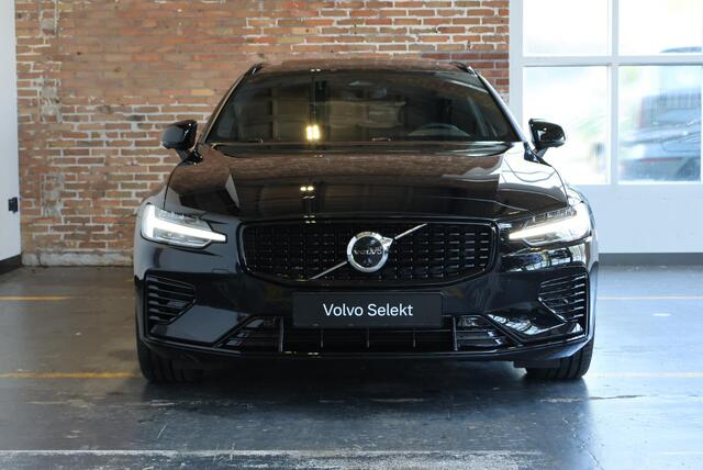 Volvo V60 T6 Plug-in hybrid AWD Plus Dark | Head-up Display | 360° Parkeercamera | Panoramadak | Stoelverwarming | 19'' Lichtmetalen velgen | Parkeersensoren voor + achter | Google Infotainment | Stuurwielverwarming |