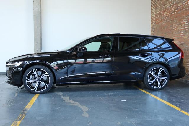 Volvo V60 T6 Plug-in hybrid AWD Plus Dark | Head-up Display | 360° Parkeercamera | Panoramadak | Stoelverwarming | 19'' Lichtmetalen velgen | Parkeersensoren voor + achter | Google Infotainment | Stuurwielverwarming |