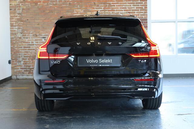 Volvo V60 T6 Plug-in hybrid AWD Plus Dark | Head-up Display | 360° Parkeercamera | Panoramadak | Stoelverwarming | 19'' Lichtmetalen velgen | Parkeersensoren voor + achter | Google Infotainment | Stuurwielverwarming |