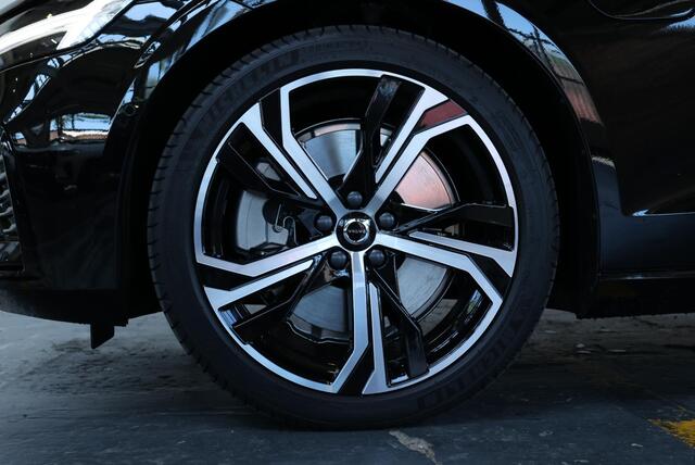 Volvo V60 T6 Plug-in hybrid AWD Plus Dark | Head-up Display | 360° Parkeercamera | Panoramadak | Stoelverwarming | 19'' Lichtmetalen velgen | Parkeersensoren voor + achter | Google Infotainment | Stuurwielverwarming |