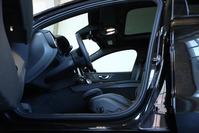 Volvo V60 T6 Plug-in hybrid AWD Plus Dark | Head-up Display | 360° Parkeercamera | Panoramadak | Stoelverwarming | 19'' Lichtmetalen velgen | Parkeersensoren voor + achter | Google Infotainment | Stuurwielverwarming |