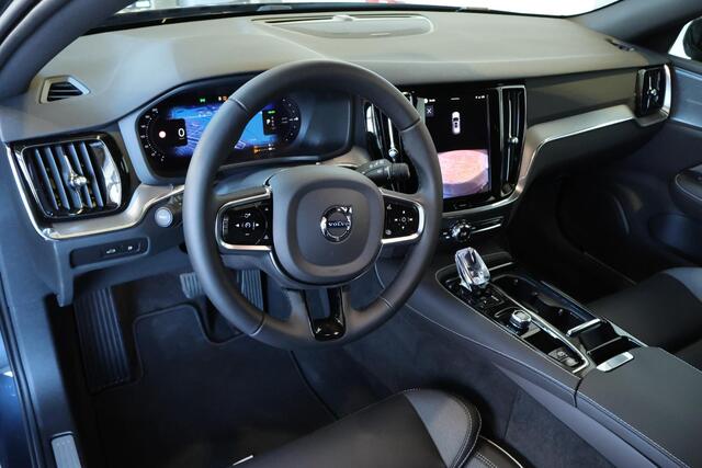 Volvo V60 T6 Plug-in hybrid AWD Plus Bright | Stoelverwarming | Stuurwielverwarming | Parkeercamera | Parkeersensoren voor + achter | 19" Lichtmetalen velgen | Privacy Glass | Google Infotaiment | Harman Kardon Premium Audio |