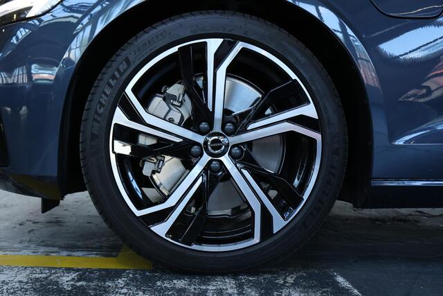 Volvo V60 T6 Plug-in hybrid AWD Plus Bright | Stoelverwarming | Stuurwielverwarming | Parkeercamera | Parkeersensoren voor + achter | 19" Lichtmetalen velgen | Privacy Glass | Google Infotaiment | Harman Kardon Premium Audio |