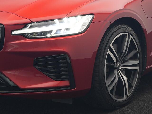 Volvo V60 T6 Recharge AWD R-Design PHEV 340pk Dealer O.H | Trehaak Af Fabriek | Camera | Lederen Sportstoelen Memory & Verwarmd | Cruise Control | Pilot Assist | Apple Carplay | Keyless | Stuurverwarming | Virtual | Navigatie | DAB | 19"L.M | Plug In Hybrid |