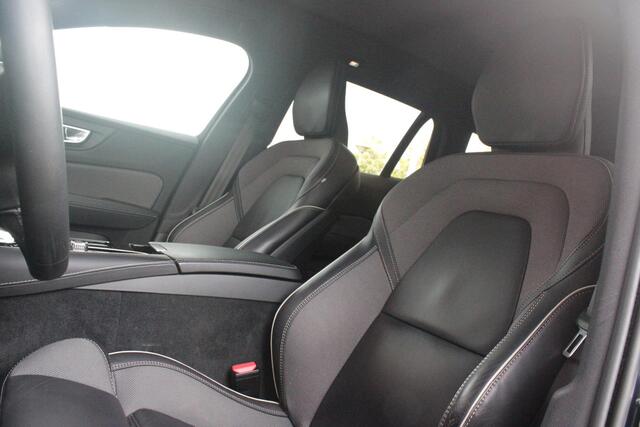 Volvo V60 2.0 T6 Plug-in hybrid 350PK AWD PLUS DARK | LONG RANGE | PANORAMISCH SCHUIF/KANTELDAK | NAVIGATIE VIA GOOGLE AUTO | APPLE CARPLAY / ANDROID AUTO | FULL-LED KOPLAMPEN | 19'' LICHTMETALEN VELGEN | LEDEREN BEKLEDING | POWER SEATS - BESTUURDERS- EN PASSAGIERSSTOEL ELEKTRISCHVERSTELBAAR MET GEHEUGEN, ELEKTRISCH VERSTELBARE ZITVERLENGERS /LENDESTEUN VIERVOUDIG | STOEL- EN ACHTERBANKVERWARMING | STUURVERWARMING | PARKEERVERWARMING MET TIMER (STANDKACHEL) | ACHTERUIRIJ CAMERA | EXTRA GETINTE ACHTERRUITEN | ELEKTRISCH BEDIENBARE ACHTERKLEP | ELEKTRISCH INKLAPBARE BUITENSPIEGELS |