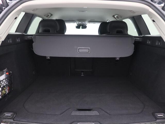 Volvo V60 2.0 B4 Core 197PK Aut. Trekhaak, Achteruitrijcamera, Keyless, 19" LM Velgen, Navi, Stoelverwarming voor en achter, Adaptieve Cruise Control
