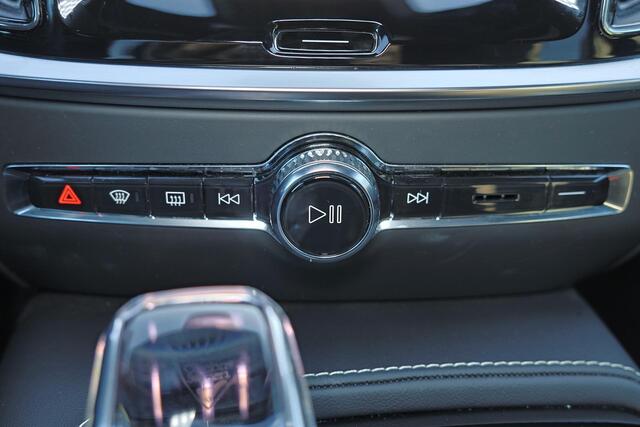 Volvo V60 T8 Recharge AWD Plus Dark - Panorama/schuifdak - IntelliSafe Assist & Surround - 360º Camera - Harman/Kardon audio - Verwarmde voorstoelen, stuur & achterbank - Parkeersensoren voor & achter - Elektr. bedienb. voorstoelen met geheugen - Head up display - Extra getint glas - Inklapbare trekhaak - 18' LMV