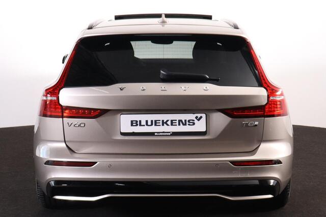 Volvo V60 T8 Recharge AWD Plus Dark - Panorama/schuifdak - IntelliSafe Assist & Surround - 360º Camera - Harman/Kardon audio - Verwarmde voorstoelen, stuur & achterbank - Parkeersensoren voor & achter - Elektr. bedienb. voorstoelen met geheugen - Head up display - Extra getint glas - Inklapbare trekhaak - 18' LMV