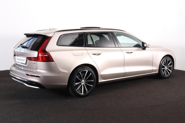 Volvo V60 T8 Recharge AWD Plus Dark - Panorama/schuifdak - IntelliSafe Assist & Surround - 360º Camera - Harman/Kardon audio - Verwarmde voorstoelen, stuur & achterbank - Parkeersensoren voor & achter - Elektr. bedienb. voorstoelen met geheugen - Head up display - Extra getint glas - Inklapbare trekhaak - 18' LMV