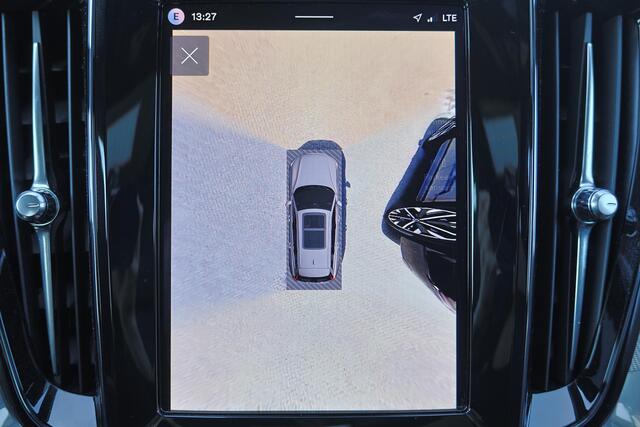 Volvo V60 T8 Recharge AWD Plus Dark - Panorama/schuifdak - IntelliSafe Assist & Surround - 360º Camera - Harman/Kardon audio - Verwarmde voorstoelen, stuur & achterbank - Parkeersensoren voor & achter - Elektr. bedienb. voorstoelen met geheugen - Head up display - Extra getint glas - Inklapbare trekhaak - 18' LMV