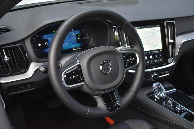 Volvo V60 T8 Plug-in hybrid AWD Plus Dark | Trekhaak | Stoel-/Stuurwiel verwarming | 360 graden camera | Harman Kardon Premium audio | All Season banden | Elektrisch verstelbare Voorstoelen | BLIS | Adaptieve Cruise Control | Google | Apple Carplay |
