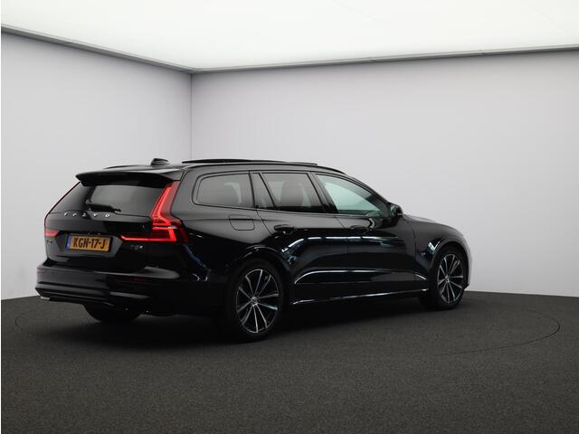 Volvo V60 2.0 T8 Plug-in hybrid AWD Plus Dark Trekhaak / Stoelverwarming / 360 camera / Parkeersensoren / Panorama dak / 455PK / Sportstoelen /