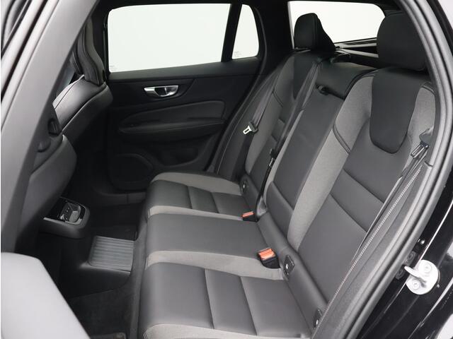 Volvo V60 2.0 T8 Plug-in hybrid AWD Plus Dark Trekhaak / Stoelverwarming / 360 camera / Parkeersensoren / Panorama dak / 455PK / Sportstoelen /