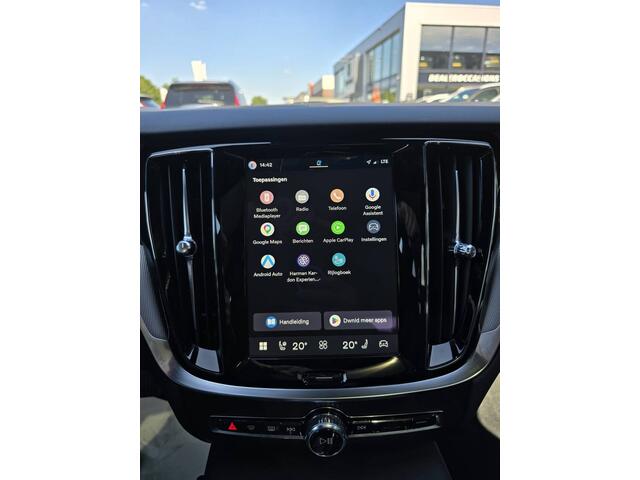 Volvo V60 2.0 T8 Plug-in hybrid AWD Plus Dark | Head-up | Schuif/kanteldak | Trekhaak | Pilot Assist | BLIS | H&K Audio |
