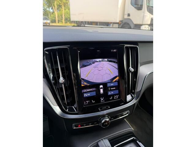 Volvo V60 2.0 T6 Recharge AWD R-Design | Plug-in Hybrid (PHEV) | Trekhaak | Harman Kardon Audio | Achteruitrijcamera | Parkeersensoren | Keyless Entry | Elektrische Achterklep | Elektrisch Verstelbare Voorstoelen | Stoelverwarming | LED Koplampen Adaptief | Navigatie | Apple Carplay | Android Auto