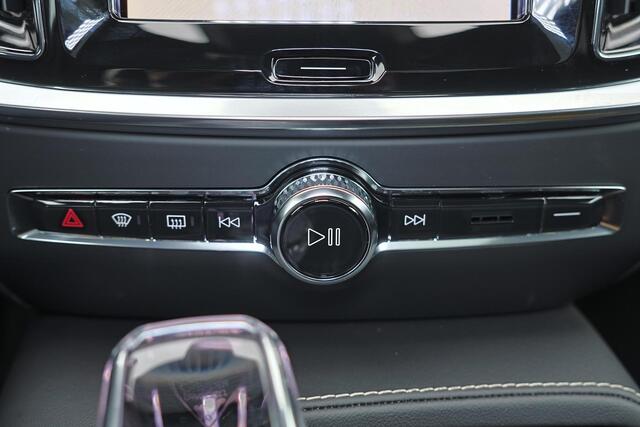 Volvo V60 T6 Recharge AWD Plus Dark - Panorama/schuifdak - IntelliSafe Assist & Surround - 360º Camera - Harman/Kardon audio - Verwarmde voorstoelen, stuur & achterbank - Parkeersensoren voor & achter - Elektr. bedienb. voorstoelen met geheugen - Head up display - Extra getint glas - 19' LMV