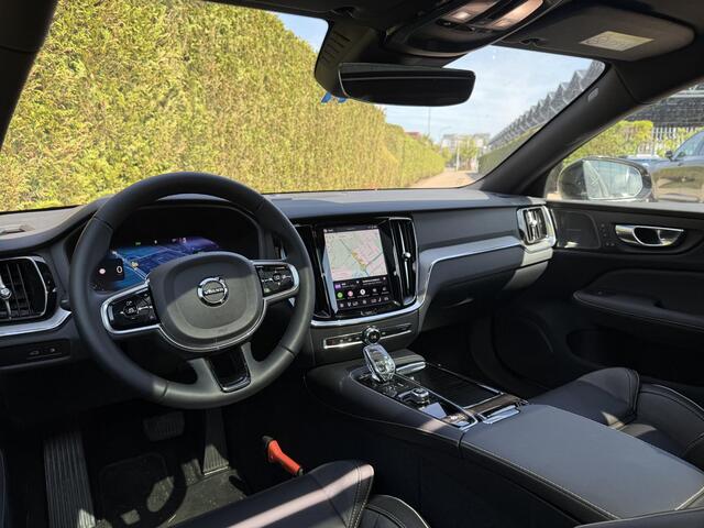 Volvo V60 T8 Plug-in hybrid AWD Plus Dark | Blis | Keyless | Trekhaak | 360 camera | Elektrische stoelen | Head up display | Pano dak | Harman & kardon audio | Stuur en stoel verwarming | Cruise control |