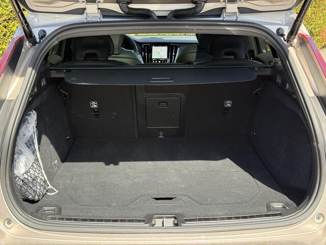 Volvo V60 T8 Plug-in hybrid AWD Plus Dark | Blis | Keyless | Trekhaak | 360 camera | Elektrische stoelen | Head up display | Pano dak | Harman & kardon audio | Stuur en stoel verwarming | Cruise control |