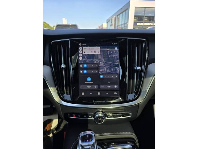 Volvo V60 2.0 T8 Plug-in hybrid AWD Plus Dark | Head-up | Schuif/kanteldak | Trekhaak | Pilot Assist | BLIS | H&K Audio |