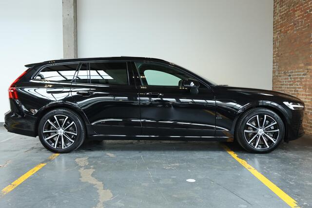 Volvo V60 T8 Plug-in hybrid AWD Ultra Dark | Panoramadak | Semi Electrische Wegklapbare Trekhaak | Premium audio by Harman Kardon | 360° Parkeercamera | Verwarmbare voorstoelen en stuurwiel | Parkeersensoren voor + achter |
