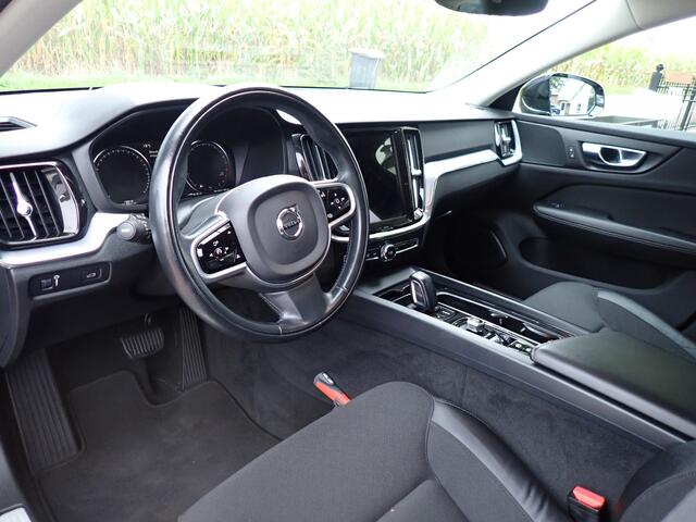 Volvo V60 2.0 B3 Momentun ACC / CARPLAY / CAMERA / STOEL + STUUR VERWARMING / KEYLESS