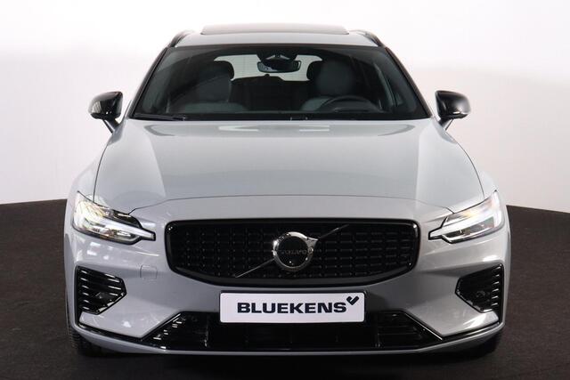 Volvo V60 T8 Recharge AWD Plus Dark - Panorama/schuifdak - IntelliSafe Assist & Surround - 360º Camera - Harman/Kardon audio - Verwarmde voorstoelen, stuur & achterbank - Parkeersensoren voor & achter - Elektr. bedienb. voorstoelen met geheugen - Head up display - Extra getint glas - Inklapbare trekhaak - 18' LMV