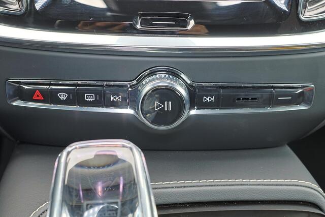 Volvo V60 T8 Recharge AWD Plus Dark - Panorama/schuifdak - IntelliSafe Assist & Surround - 360º Camera - Harman/Kardon audio - Verwarmde voorstoelen, stuur & achterbank - Parkeersensoren voor & achter - Elektr. bedienb. voorstoelen met geheugen - Head up display - Extra getint glas - Inklapbare trekhaak - 18' LMV