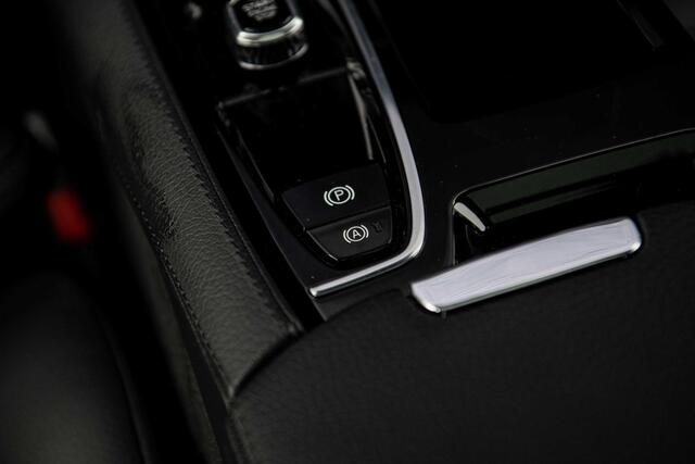 Volvo V60 T6 Plug-in hybrid AWD Ultimate Bright | Long Range | Harman Kardon Audio | Trekhaak | Zitverlenging | Head-Up Display | Panoramadak | Keyless | Camera | Memory | Elek. Stoelen | Adaptieve Cruise Control | Dodehoekdetectie | Stoel-/Stuurverwarming | Lederen Bekleding | Park Assist | Elek. Achterklep | 18 inch Lichtmetalen Velgen