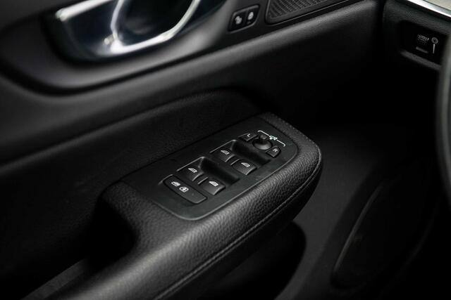 Volvo V60 T6 Plug-in hybrid AWD Ultimate Bright | Long Range | Harman Kardon Audio | Trekhaak | Zitverlenging | Head-Up Display | Panoramadak | Keyless | Camera | Memory | Elek. Stoelen | Adaptieve Cruise Control | Dodehoekdetectie | Stoel-/Stuurverwarming | Lederen Bekleding | Park Assist | Elek. Achterklep | 18 inch Lichtmetalen Velgen