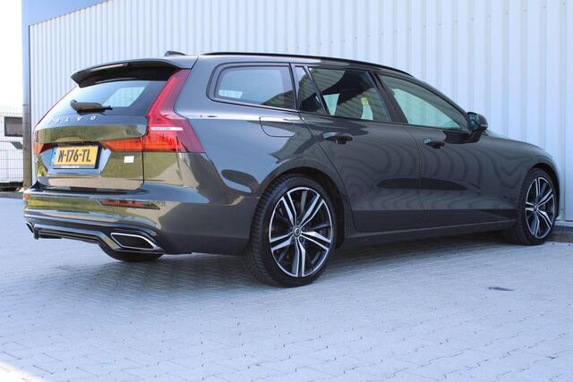 Volvo V60 2.0 T8 Recharge AWD R-Design | Incl. 12 maanden garantie | Pilot assist | Harman/Kardon audio | Memory seats | Stoel/stuurverwarming | Uitklapbare trekhaak | Schuif/kantel dak | Apple carplay/Android auto |