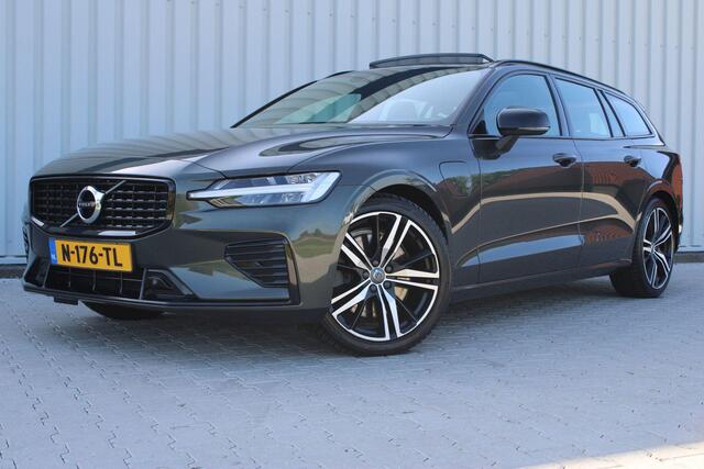 Volvo V60 2.0 T8 Recharge AWD R-Design | Incl. 12 maanden garantie | Pilot assist | Harman/Kardon audio | Memory seats | Stoel/stuurverwarming | Uitklapbare trekhaak | Schuif/kantel dak | Apple carplay/Android auto |