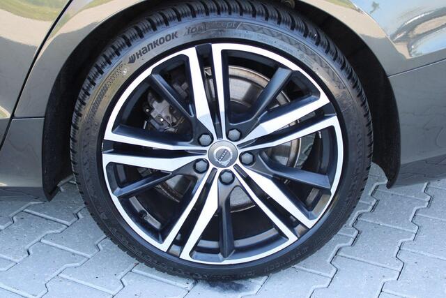 Volvo V60 2.0 T8 Recharge AWD R-Design | Incl. 12 maanden garantie | Pilot assist | Harman/Kardon audio | Memory seats | Stoel/stuurverwarming | Uitklapbare trekhaak | Schuif/kantel dak | Apple carplay/Android auto |
