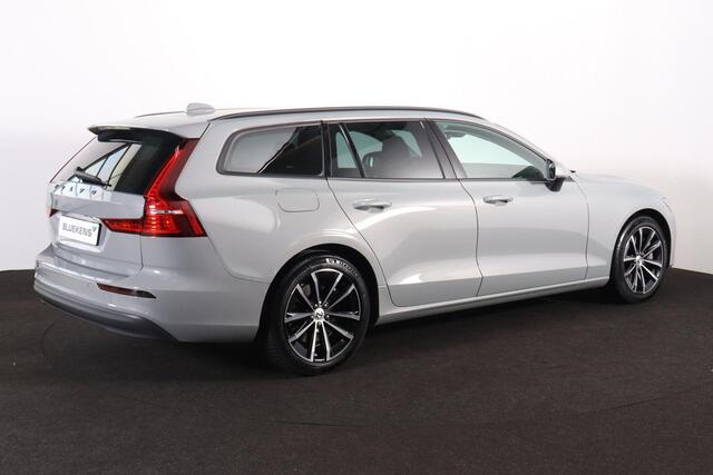 Volvo V60 T6 Recharge AWD Essential - IntelliSafe Assist - Parkeercamera achter - Verwarmde voorstoelen, stuur & achterbank - Parkeersensoren voor & achter - Extra getint glas - 18' LMV