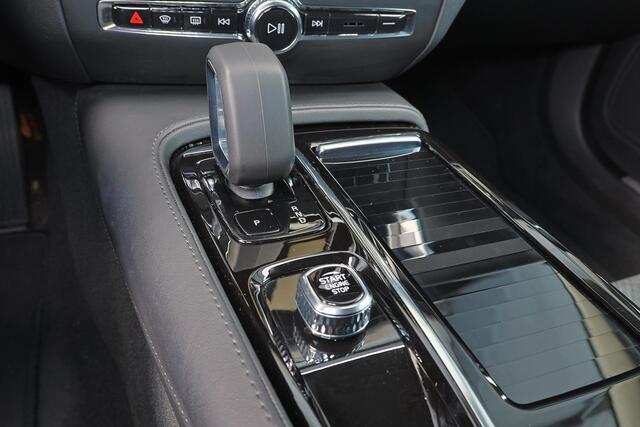 Volvo V60 T6 Recharge AWD Essential - IntelliSafe Assist - Parkeercamera achter - Verwarmde voorstoelen, stuur & achterbank - Parkeersensoren voor & achter - Extra getint glas - 18' LMV