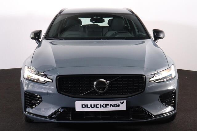 Volvo V60 T6 Recharge AWD Ultimate Dark - IntelliSafe Assist & Surround - 360º Camera - Adaptieve LED koplampen - Verwarmde voorstoelen, stuur & achterbank - Parkeersensoren voor & achter - Elektr. bedienb. voorstoelen met geheugen - Inklapbare trekhaak - 19' LMV