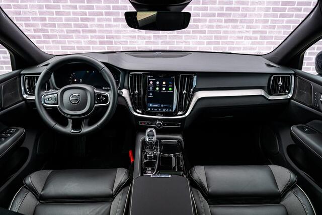 Volvo V60 2.0 T8 Plug-in Hybrid AWD Plus Dark | PHEV Long Range | Trekhaak | Sportstoelen | Panoramadak | Harman Kardon Audio | Head-up Display | 360 Graden Camera | Stoelverwarming voor en achter | Keyless Entry | Elektrische Achterklep | Elektrisch Verstelbare Voorstoelen | Cruise Control Adaptief | BLIS | Google Navigatie | Apple Carplay | Android Auto