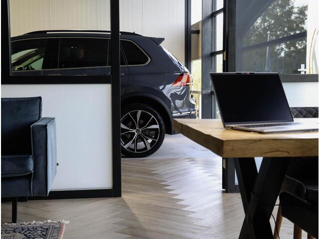 Volvo V60 T8 AWD Plus Dark Forest Lake | Pano | 360 Cam | 19 inch | Thor Lights | Trekhaak wegklapbaar