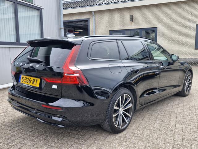 Volvo V60 T6 Plug-in hybrid AWD Plus Dark | Apple carplay | Stoel en stuurverwarming | Camera | Enz (SOH) 100 % en Leder-pakket (contourstoelen, hemelbekleding donker, luxe lederen/stof bekleding, sportstuur)