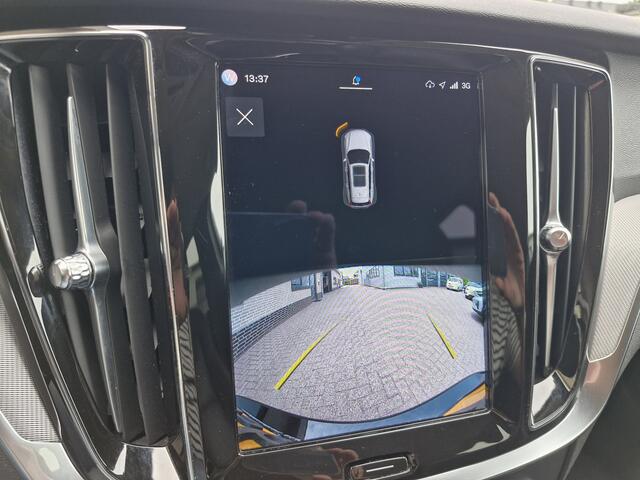 Volvo V60 T6 Plug-in hybrid AWD Plus Dark | Apple carplay | Stoel en stuurverwarming | Camera | Enz (SOH) 100 % en Leder-pakket (contourstoelen, hemelbekleding donker, luxe lederen/stof bekleding, sportstuur)
