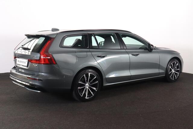 Volvo V60 T6 Recharge AWD Plus Dark - IntelliSafe Assist & Surround - 360º Camera - Harman/Kardon audio - Verwarmde voorstoelen, stuur & achterbank - Parkeersensoren voor & achter - Elektr. bedienb. voorstoelen met geheugen - Inklapbare trekhaak - 18' LMV