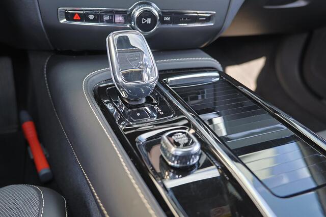 Volvo V60 T6 Recharge AWD Plus Dark - IntelliSafe Assist & Surround - 360º Camera - Harman/Kardon audio - Verwarmde voorstoelen, stuur & achterbank - Parkeersensoren voor & achter - Elektr. bedienb. voorstoelen met geheugen - Inklapbare trekhaak - 18' LMV
