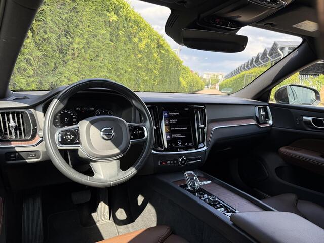 Volvo V60 B3 Inscription | Trekhaak | Pano dak | BLIS | Keyless | Elektrische stoelen | Ledere bekleding |